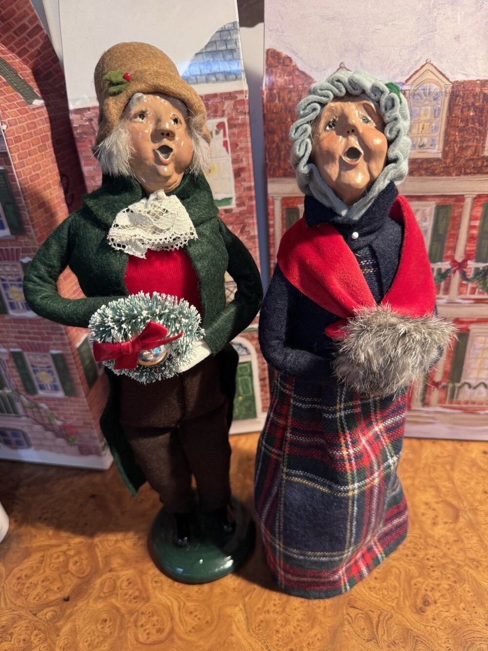Byers Choice Carolers Signed Numbered 1995 2003 Christmas Couple Wreath Pair 17
